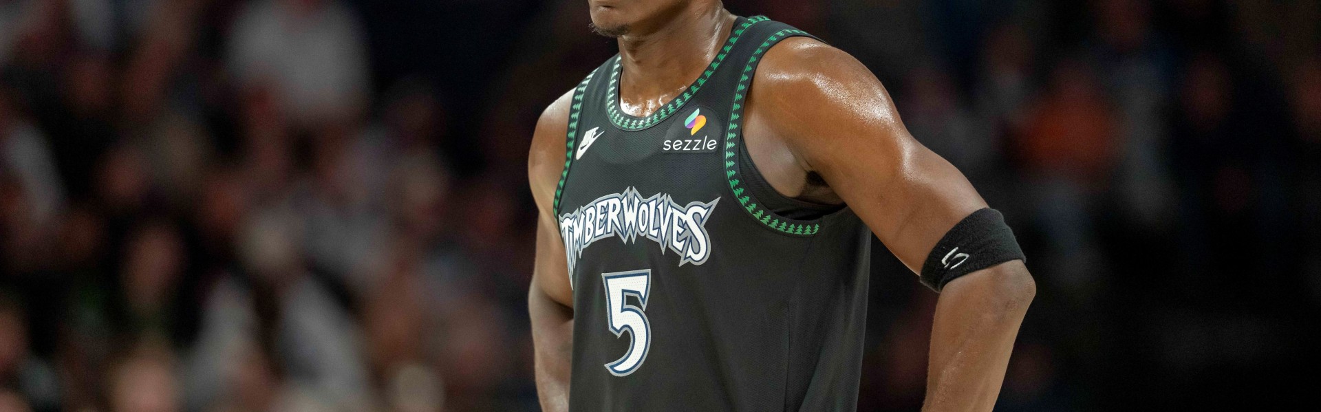 世界杯手机直播-完全被限制！爱德华兹17中6&amp;罚球10中5得到19分 出现6失误5犯规