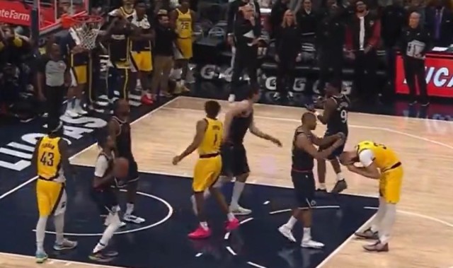 世界杯直播-明着摆烂？步行者0.1秒落后1分获2罚，赫夫两罚不中送走比赛